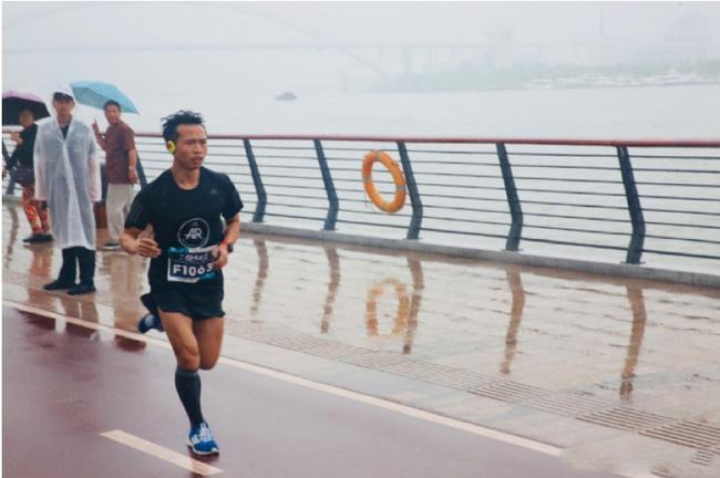 （AR跑团团员小超超在雨中参加跑步活动）