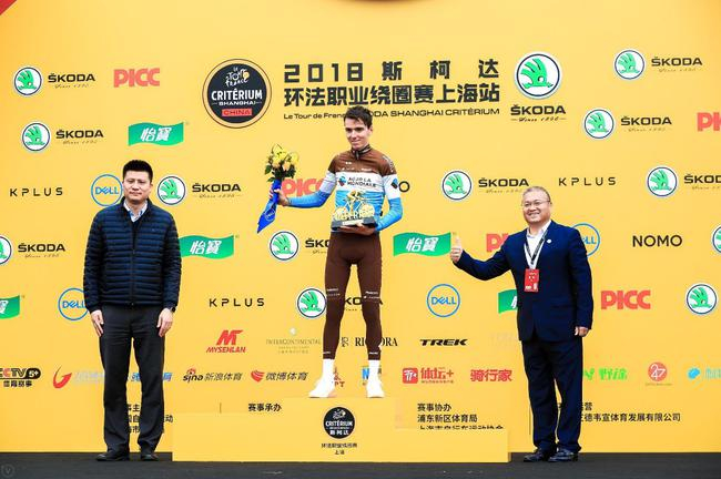 戴尔易安信副总裁袁洪伟（右）为法国车手罗曼‧巴代颁奖