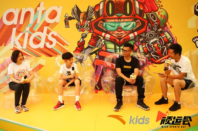 艺术家交流会现场（左起：安踏儿童品牌高级总监江艳、天天、BOUNCE）