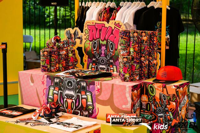 安踏儿童与BOUNCE联名商品展示
