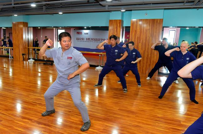 （吕宝春先生示范教授八极拳小架）