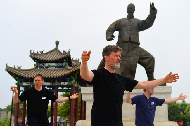 （在杨式太极拳发源地永年广府古城习练太极拳）