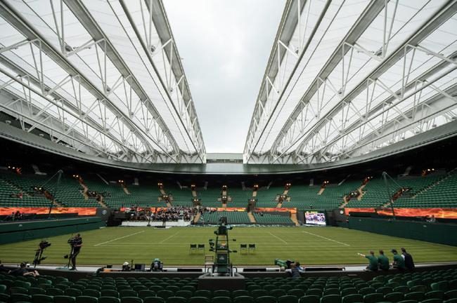 图为温网场地顶棚