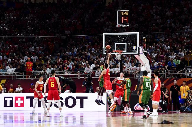 图2：2019国际篮联篮球世界杯中国队首战精彩瞬间