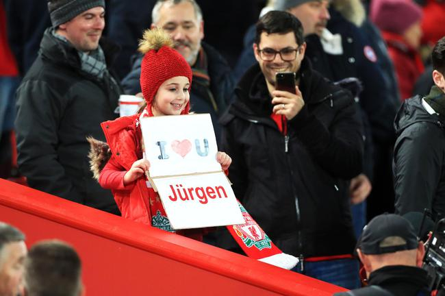 利物浦小球迷打出标语支持克洛普