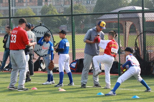 伊健指导小选手练习中