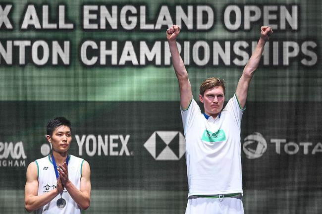 安赛龙和周天成都穿了白色球衣