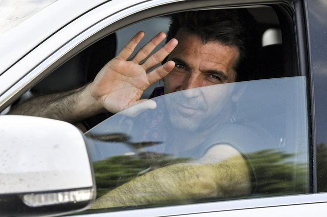 尤文门将布冯抵达训练基地