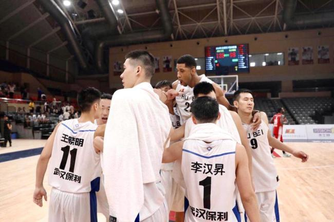 武汉当代队在NBL比赛中。