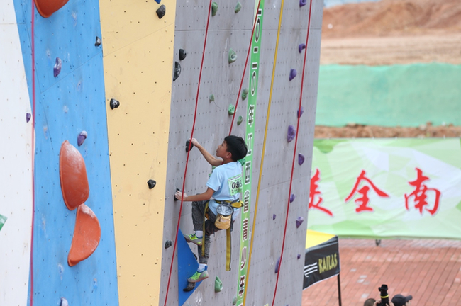 年仅8岁的小运动员向着下一个难点冲刺