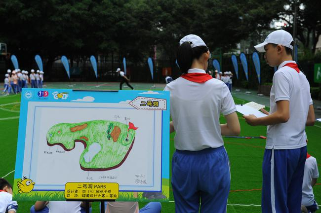 在自己设计的球道上打比赛