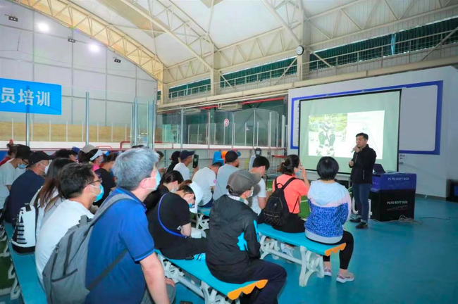 Bauer中国区总经理Jeffrey向学员介绍陆地冰球器材