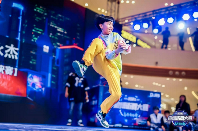 少儿组FREESTYLE冠军殷永杰（@纯真的无名W），让人印象深刻的locker