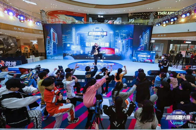 少儿组裁判索菲亚作为公开课教练，教学环节小朋友热情不减