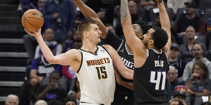 约基奇全能表现击退雄鹿登顶西部榜首