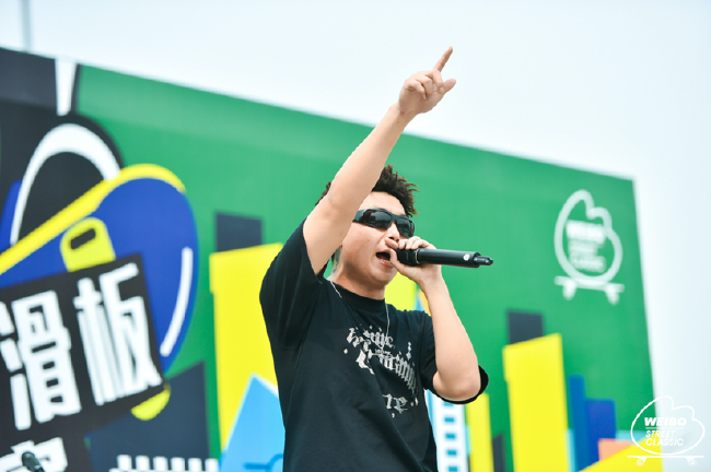 Rapper @YOUNG0000 燃炸表演