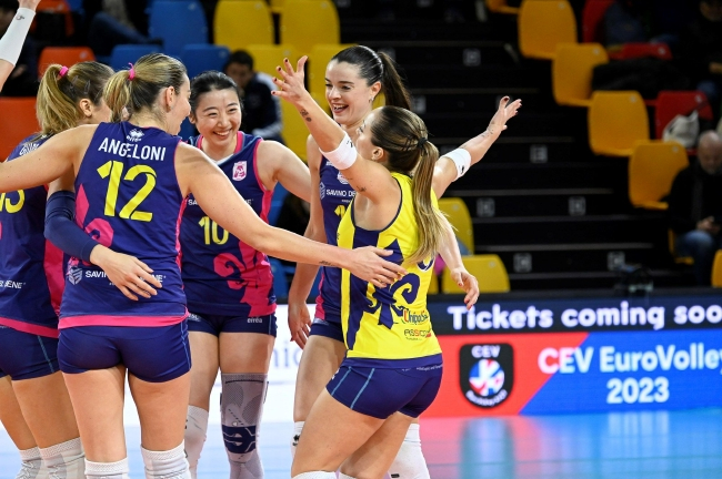 斯坎迪奇女排庆贺胜利