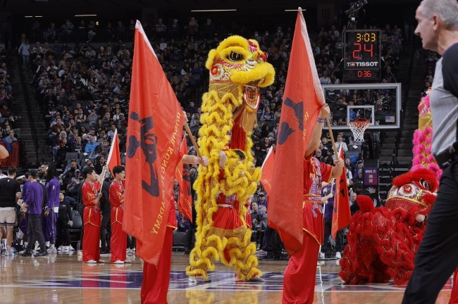 舞龙舞狮点燃全场节日气氛