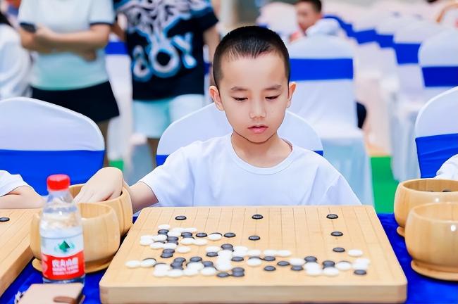 围棋少年全神贯注