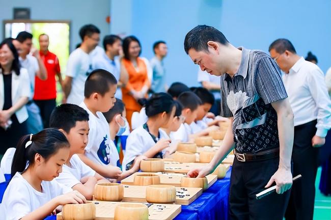 棋坛名将与围棋少年切磋交流