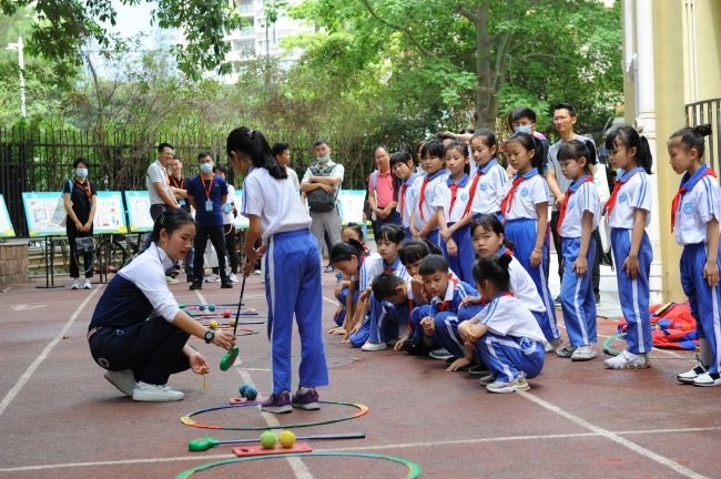黄埔学校开启高尔夫校本课