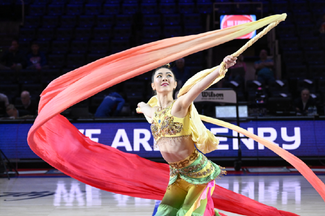 活塞主场用胜利迎新春 霓裳羽衣舞在球馆上演