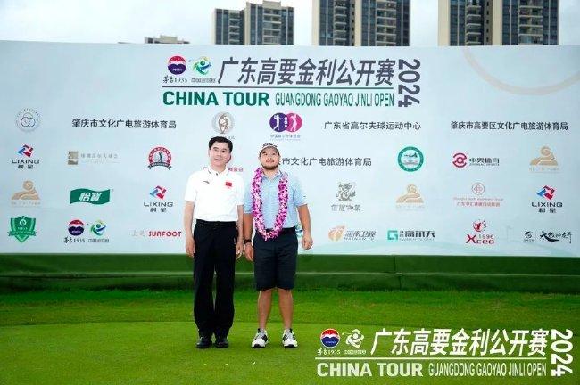 中国高尔夫球协会副主席王禹平为冠军佩戴花环