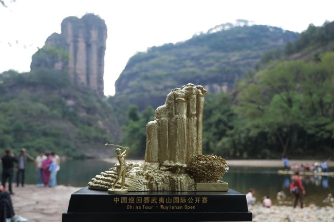 獎杯為武夷山地標玉女峰