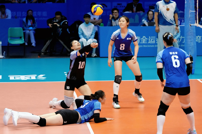 图9：广东女排穿着由阿迪达斯装备间定制平台（LOCKER ROOM）定制装备的比赛瞬间