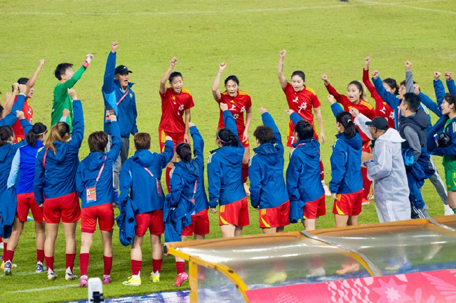图5：上海女足通过阿迪达斯装备间定制平台（LOCKER ROOM）自主定制比赛服及教练团队服装
