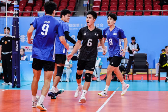 图7：广东男排U18穿着由阿迪达斯装备间定制平台（LOCKER ROOM）定制的比赛服庆祝得分