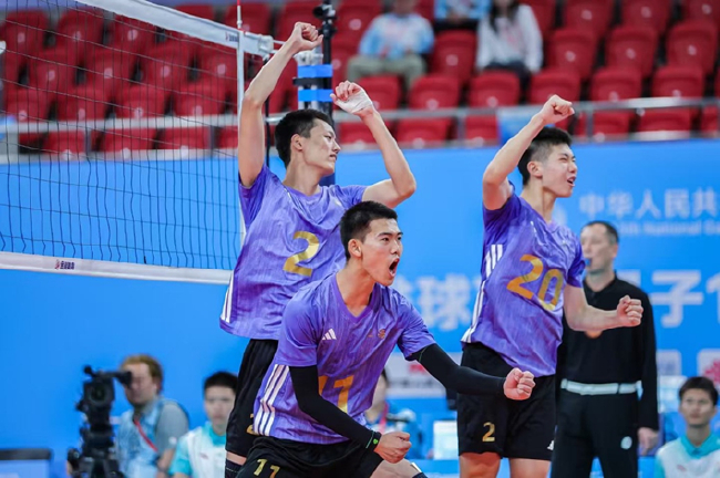 图6：上海男排穿着由阿迪达斯装备间定制平台（LOCKER ROOM）定制的比赛服庆祝得分