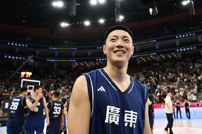 图3：广东男篮穿着由阿迪达斯队服定制业务（TEAMWEAR）提供的装备夺金