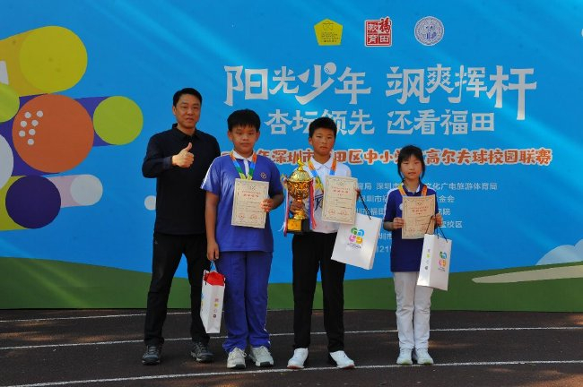 高年级组个人前三：张闰昀（中）、肖骅（左）、黄佳朵朵（右）