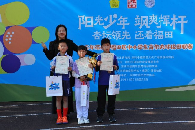 低年级组个人前三：陈奕淇（中）、陈科旭（左）、黄骥尧（右）