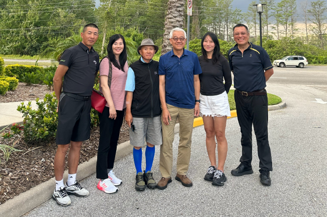 从左到右：殷若宁父亲、殷琪的母亲、封悦的父亲、戴耀宗、学生家长、王游宇