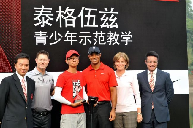 老虎伍兹带动了深圳高尔夫的学球高潮（像片来自不雅澜湖）