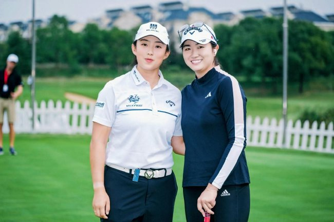 殷若宁和张斯洋在上海别克LPGA锦标赛合影（图片来自搜狐体育）