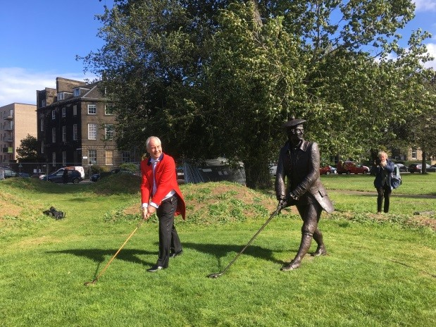 尊贵的爱丁堡高尔夫球手团体现任队长阿里斯泰·坎贝尔和铜像