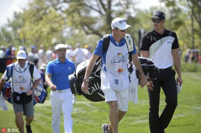 领先组的斯滕森和德尚博均未能对麦克罗伊产生威胁