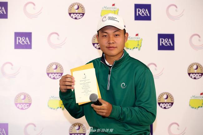 林钰鑫展示邀请函