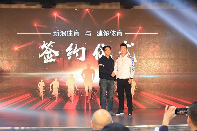 ▲右：建侬体育总经理王唯丞 左：新浪体育总编辑詹笙