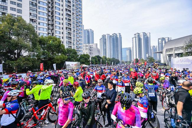 一千多名车友齐聚江干区体育中心，共同期待环钱塘江骑行挑战。