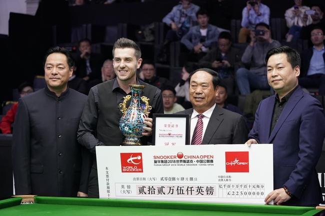 　　复华文商产业集团总裁许智涌、世界职业斯诺克协会首席顾问、北京星牌集团董事长甘连舫、中国台球协会主席王立伟为冠军颁发奖金、证书、奖杯