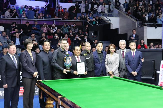 颁奖嘉宾与冠军塞尔比、亚军霍金斯合影