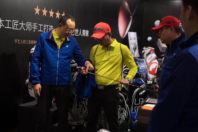 刘建国向嘉宾介绍HONMA新品特点