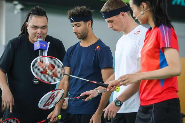 红牛F1车手维斯塔潘、里卡多挑战“陆上最速”羽毛球