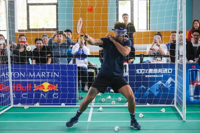 红牛F1车手里卡多挑战“陆上最速”羽毛球