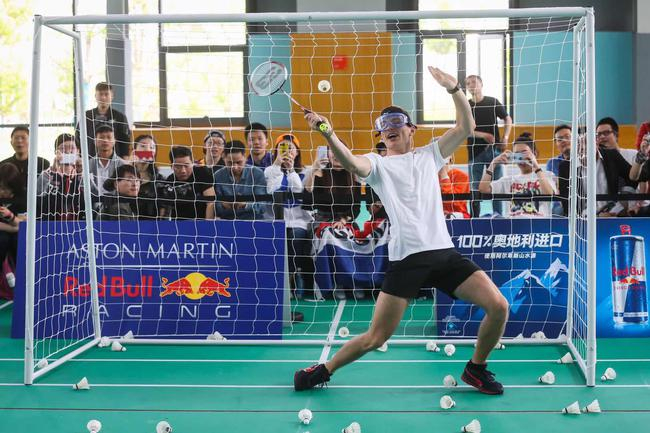 红牛F1车手维斯塔潘挑战“陆上最速”羽毛球