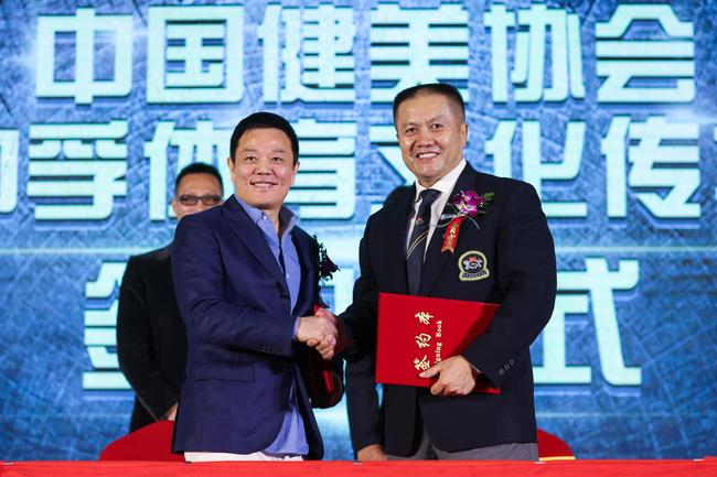 峰泽中孚接受健美协会七项唯一授权